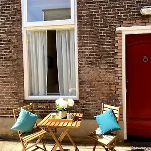 Apartment Basic Little House Scheveningen, Den Haag